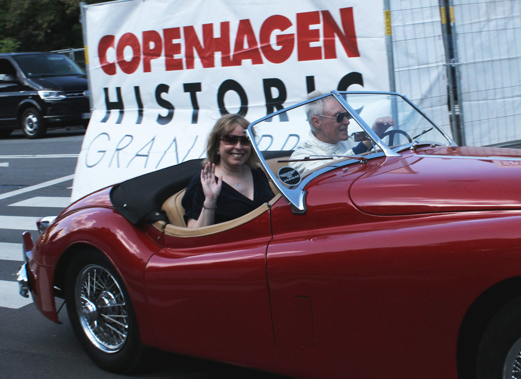 Joy Mogensen og Jac Nellemann kørte en tur rundt på banen i en rigtig fin Jaguar.
(Foto: Motorsporten.dk)